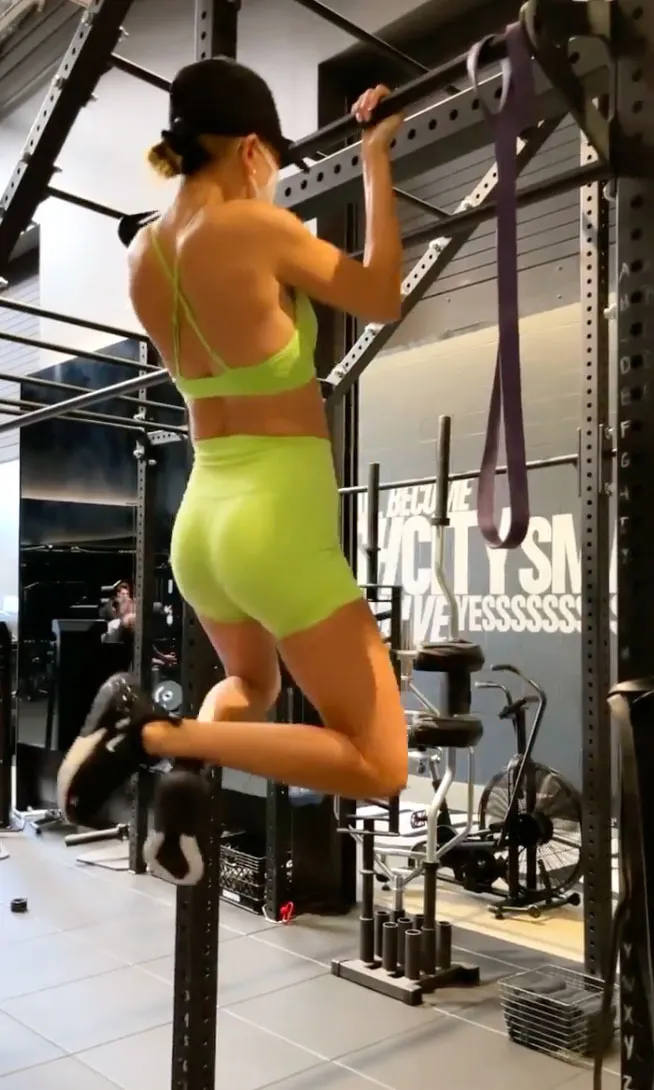 Now Hailey Bieber Brings The Cut-Out Trend To The Gym