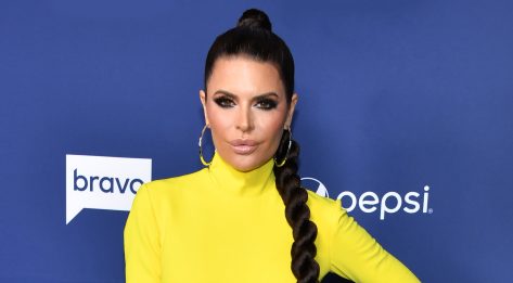 Lisa Rinna in Swimsuit Flaunts Rock Hard Abs