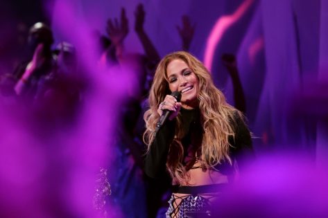 Jennifer Lopez Shows Off Chiseled Abs at MTV VMAs