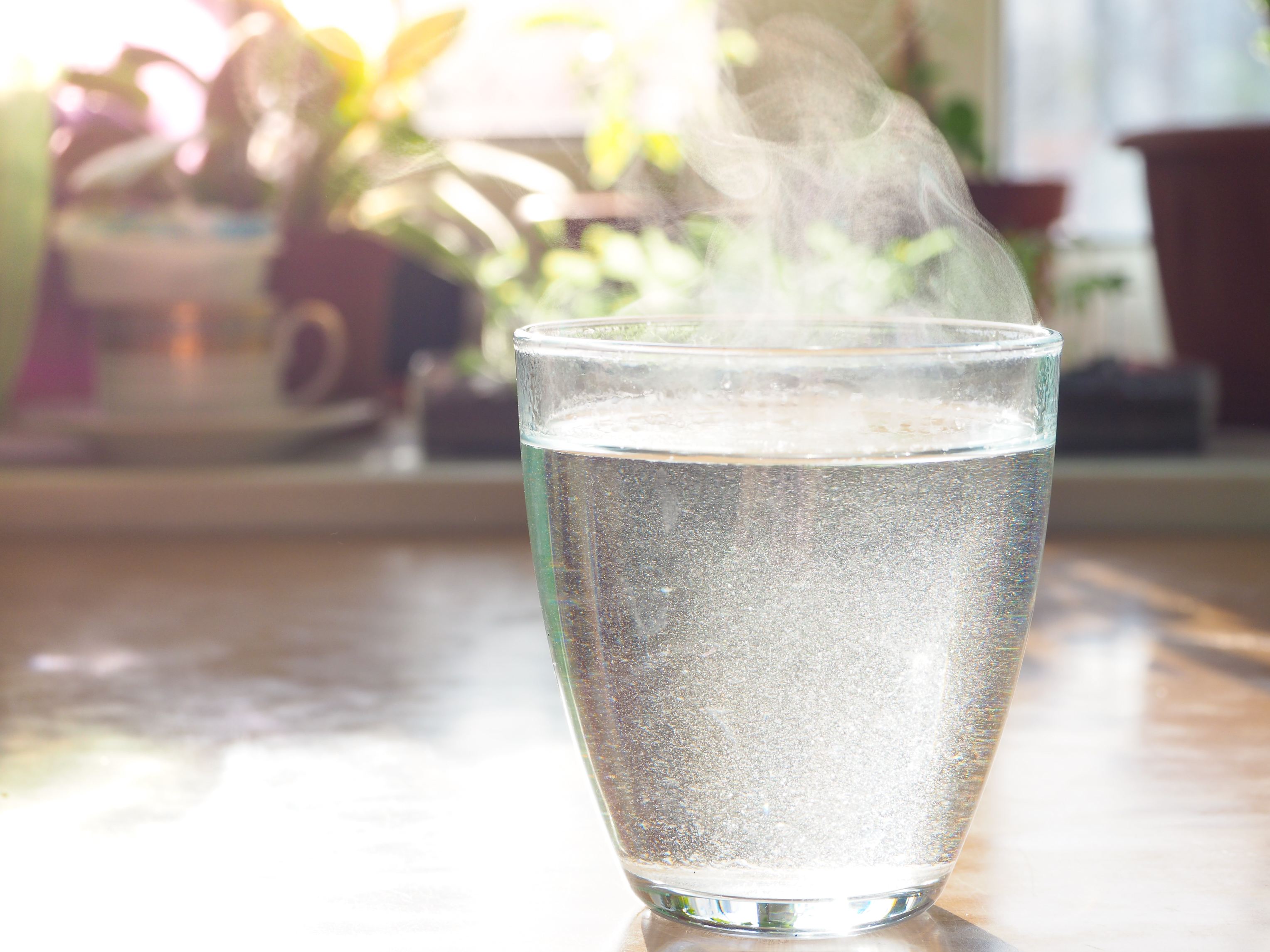 Hot water. Горячая вода в стакане. Горячая вода в стакакане. Стакан теплой воды. Кипящая вода в стакане.