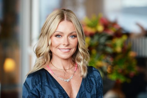 Kelly Ripa Flaunts Toned Body in Swimsuit With Husband Mark Consuelos