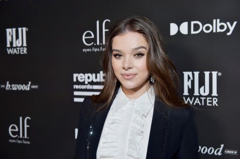 Hailee Steinfeld Shows Off Toned Body While Giving Peace Sign
