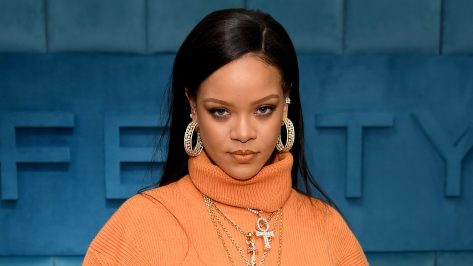 Rihanna Puts Curves on Display in Latex Bodysuit 