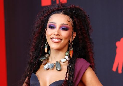 Doja Cat’s Flat Abs Are on Fire in Crop Top