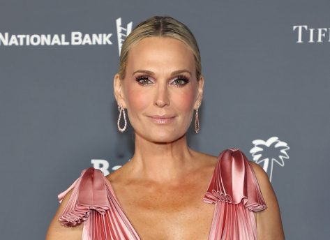 Molly Sims in Bathing Suit Says Hi From “Paradise”
