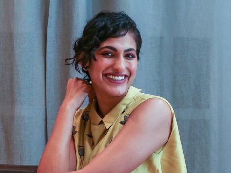 Kubbra Sait in Black Bikini Poses By The Pool