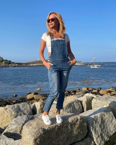 Amanda Holden In Pale Yellow Bikini Is Enjoying “Last Drops Of Sun”