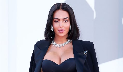 Cristiano Ronaldo’s Girlfriend Georgina Rodríguez in Bathing Suit is in “Paradise” 