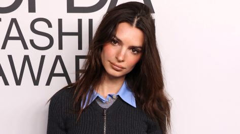 Emily Ratajkowski in Bathing Suit Shows Off Her Style 
