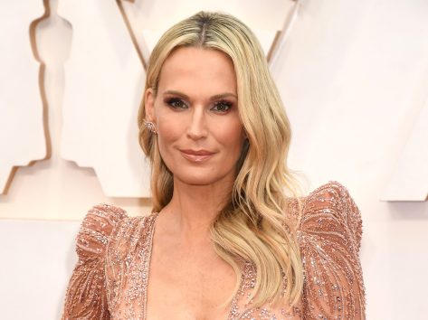 Molly Sims in Bathing Suit is Ready for “Ski Week”