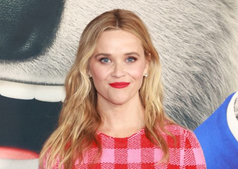 Reese Witherspoon in Beachwear Says “Goodnight World!”