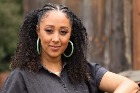 Tamera Mowry in Bathing Suit Says Hi From Hawaii