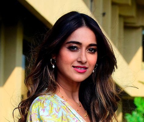 Ileana D’Cruz in Bathing Suit Says “Peace”
