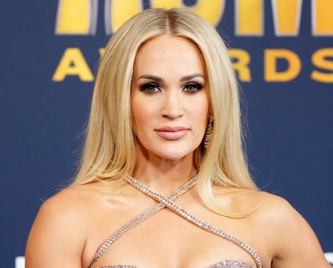 Carrie Underwood in Bathing Suit Loves “Furry Family”