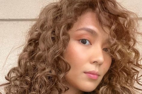 Kathryn Bernardo in Bathing Suit Has “Fun Under the Sun”