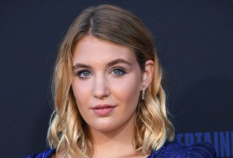 Yellowjackets’ Sophie Nélisse in Bathing Suit Shares “Mexico Roll”