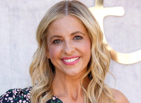 Sarah Michelle Gellar in Bathing Suit Has “Pool Day”