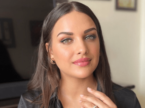 Himanshi Khurana in Bathing Suit Sees “Pieces of Heaven”