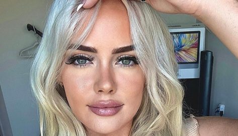Kathryn Dennis in Bathing Suit is “First Class”