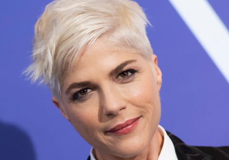 Selma Blair in Bathing Suit Has a “Moment to Reflect”