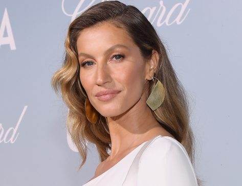 Gisele Bündchen in Bathing Suit is “Major”