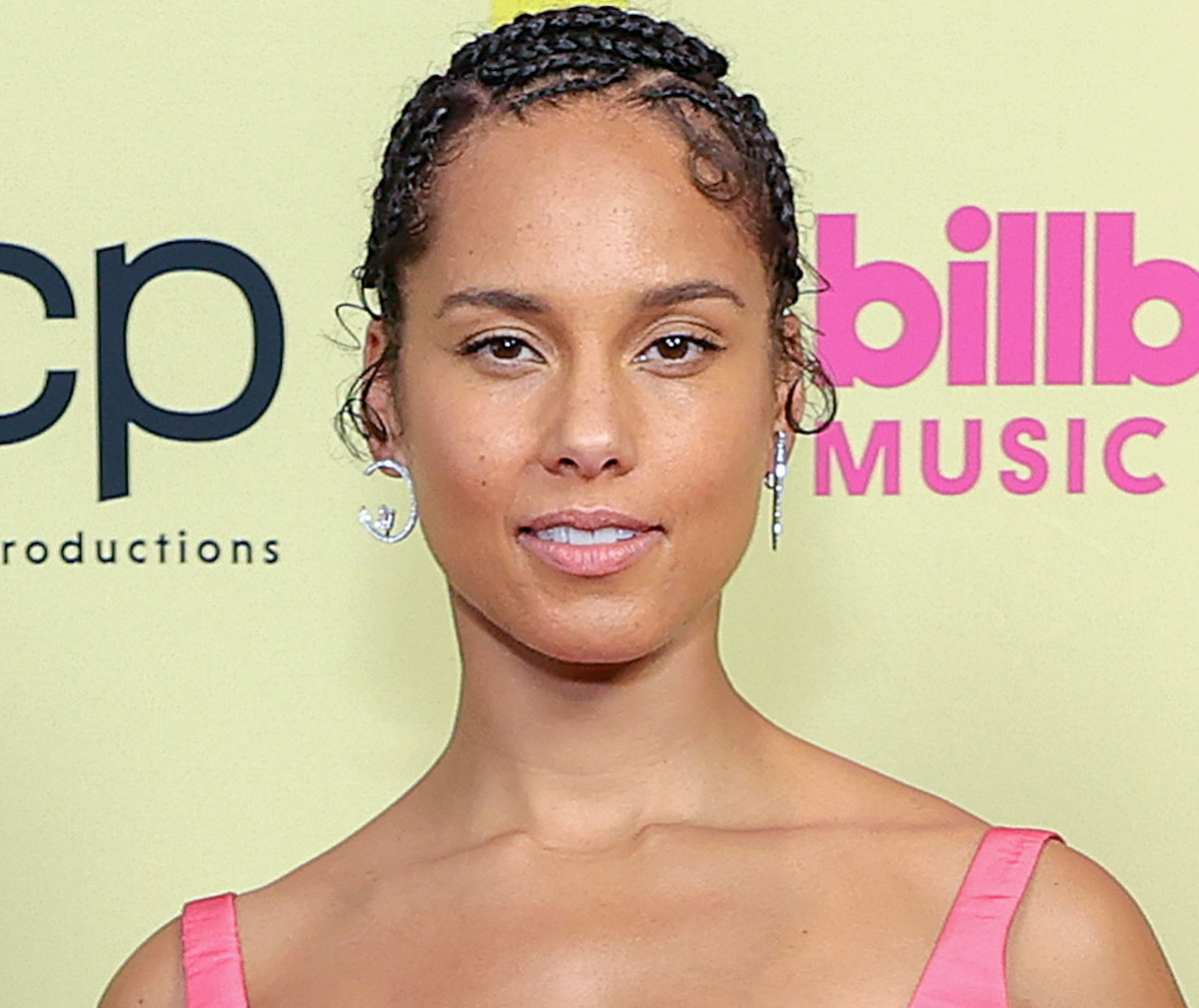 Alicia Keys in Bathing Suit Enjoys “Sundaze” — Celebwell