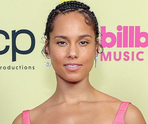 Alicia Keys in Bathing Suit Enjoys “Sundaze”