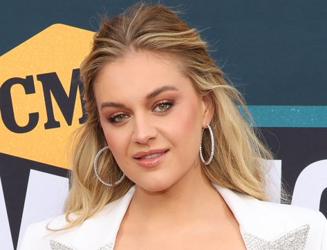 Kelsea Ballerini in Bathing Suit Says “Love the Skin You’re In”