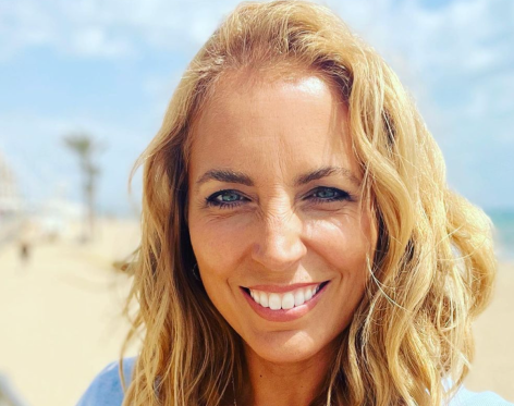 Jasmine Harman in Bathing Suit Tries “Cold Water Therapy” 