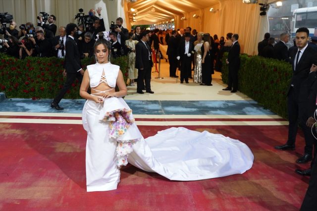 Maude Apatow Has Toned Abs In A Cut-Out Dress In Met Gala Pics