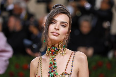 Emily Ratajkowski Rocks Bikini & Says “Happy Saturday”