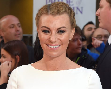 Billi Mucklow in Bathing Suit Says "Te Amo"