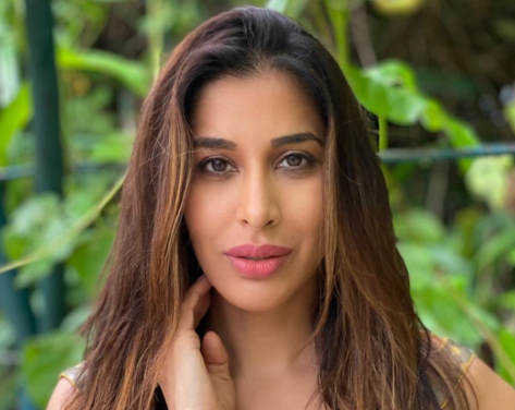 Sophie Choudry in Bathing Suit is "Mentally Here"