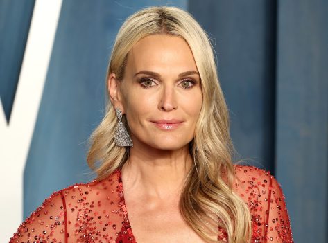 Molly Sims in Bathing Suit is "Ready for a Day by the Pool"