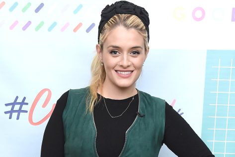 Daphne Oz in Bathing Suit Makes Her “New Fave Pizza”
