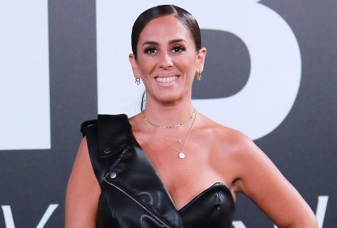 Anabel Pantoja in Bathing Suit Says “Vive”