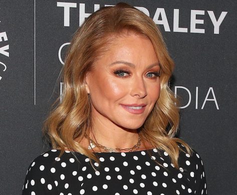 Kelly Ripa in Bathing Suit Is "Casually Waiting"