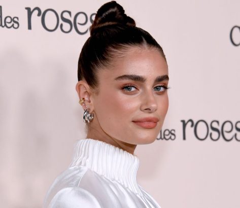 Taylor Hill in Bathing Suit Says "Happy Birthday" to Model Sister