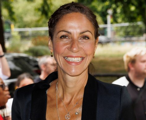 Julia Bradbury in Bathing Suit is "Making Memories"