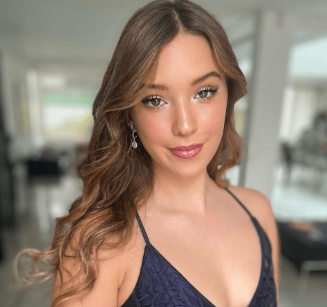 Mía Rubín in Bathing Suit Enjoys Sun and Fun