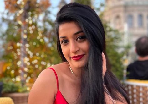 Meera Jasmine in Bathing Suit Shares “Sunbeam of the Soul”