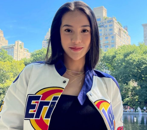 Anya Geraldine in Bathing Suit Says “Excuse Me”
