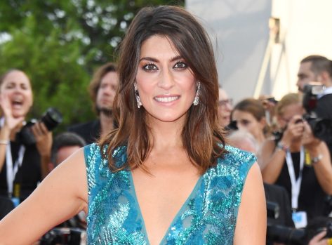 Elisa Isoardi in Bathing Suit Says “It’s Nice to Listen”