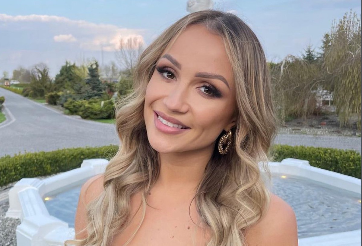 Sylwia Madeńska in Bathing Suit Looks Forward to One of the “Wonders of the World”