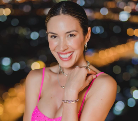 Vanesa Borghi in Bathing Suit Says “Thinking of You”