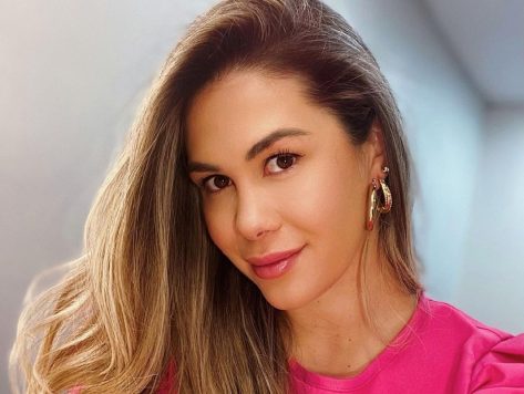 Laura Prieto in Bathing Suit Promotes Her “Balanced Diet”