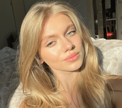 Dominika Wysocka in Bathing Suit is "Having Our Best Time"