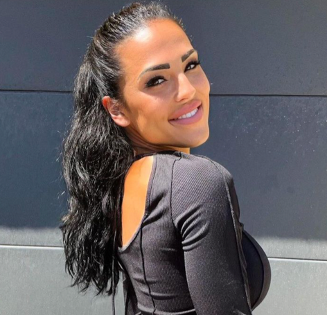 Elena Miras in Bathing Suit is “OMG”