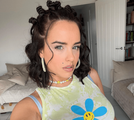 Georgia May Foote in Bathing Suit Says “Get Me Back on Holiday”