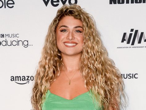 Antigoni in Bathing Suit Does a “Bikini Check”